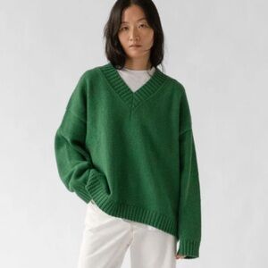 James Street Co Sloan V-Neck Sweater in Kelly Green